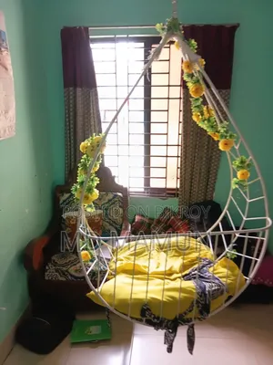 একটি সুন্দর দোলনা।