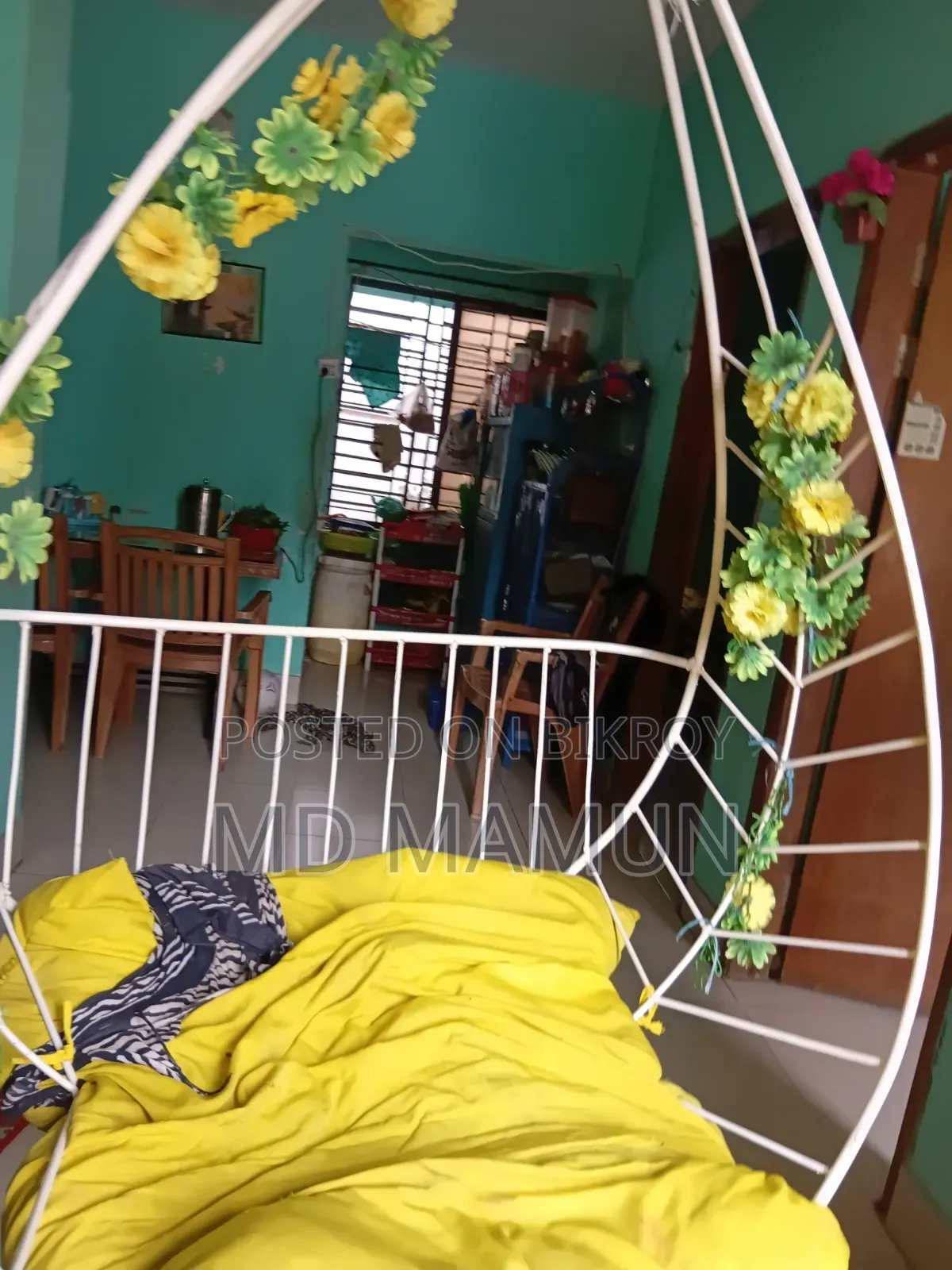 একটি সুন্দর দোলনা।