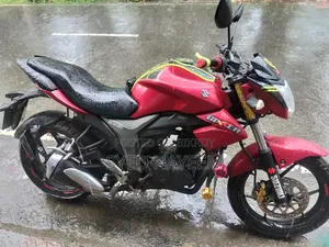 সুজুকি জিক্সার ২০১৭ লাল