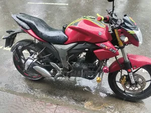 সুজুকি জিক্সার ২০১৭ লাল