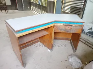 আকর্ষণীয় কাঠের ফ্রন্ট ডেক্স টেবিল