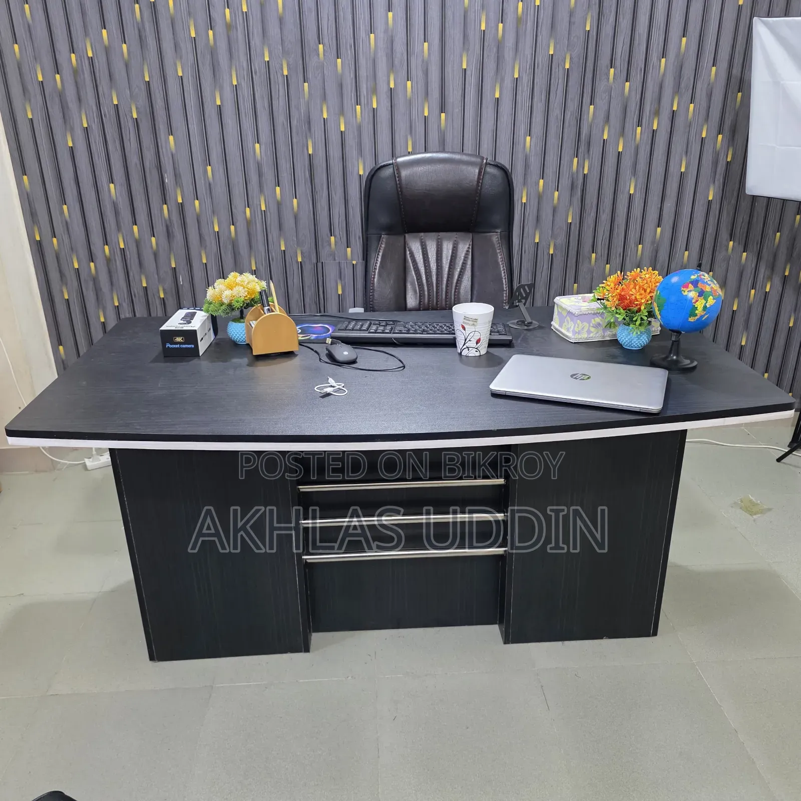 অফিস টেবিল এবং চেয়ার