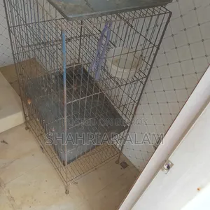 পাখির খাঁচা।