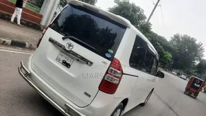 টয়োটা নোয়া ২০১২ পার্ল