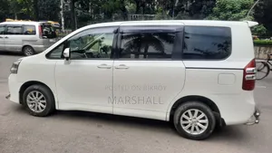 টয়োটা নোয়া ২০১২ পার্ল