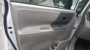 টয়োটা নোয়া ২০১২ পার্ল