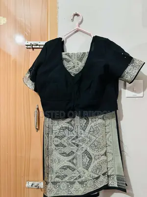 ব্লাউজ সহ শাড়ি