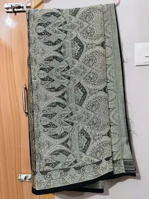 ব্লাউজ সহ শাড়ি