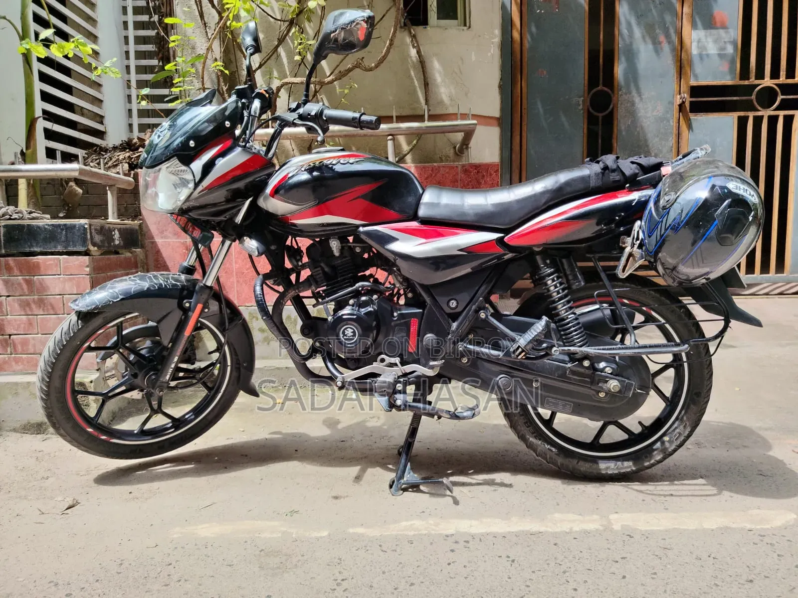 বাজাজ ডিসকভার ১২৫ ২০২২ ব্ল্যাক