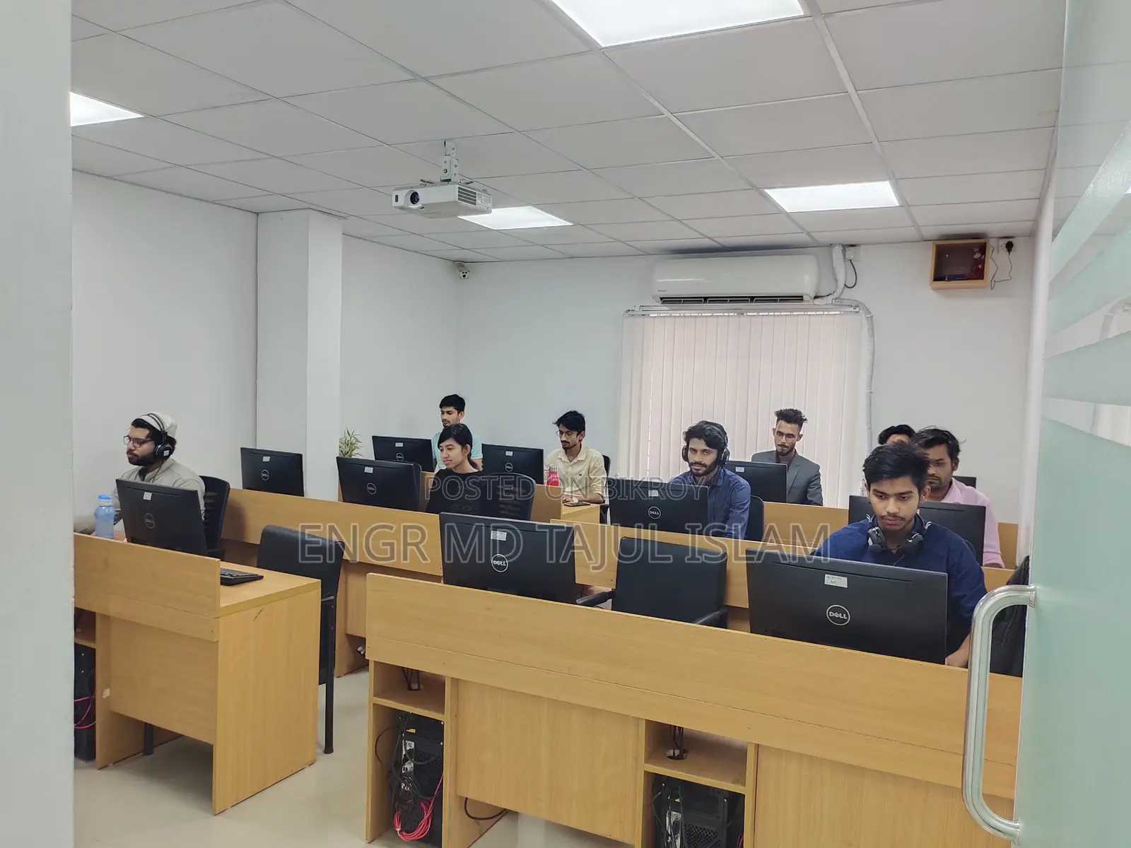 শ্যামলী স্কয়ারে ৩,৫০০ বর্গফুটের সম্পূর্ণ সাজানো রেডি অফিস ভাড়াতে দেওয়া হবে