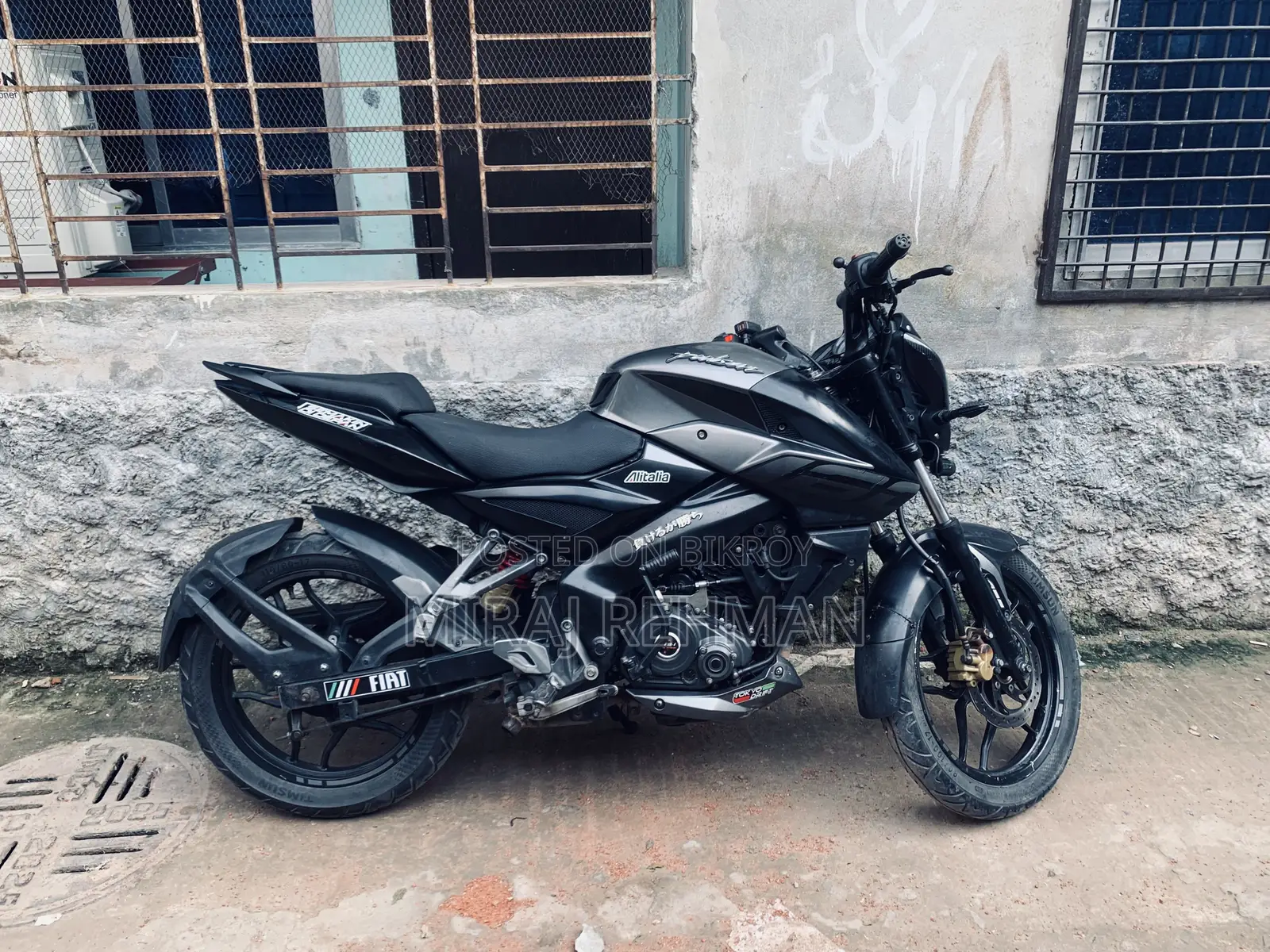 বাজাজ পালসার এনএস ১৬০ ২০১৮ গ্রে