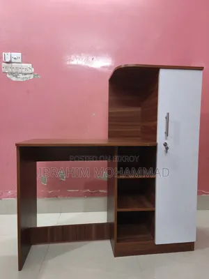 অন্তর্নির্মিত বুকশেলফ সহ স্টাডি টেবিল