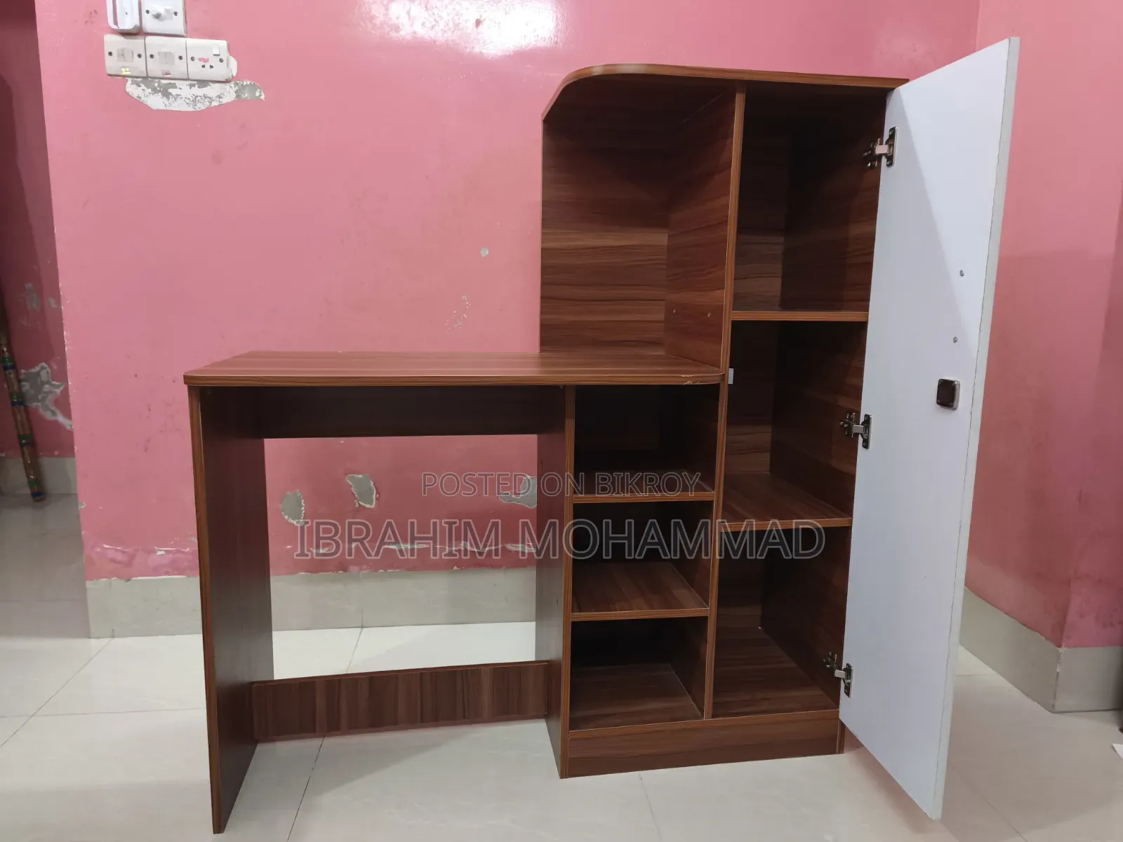 অন্তর্নির্মিত বুকশেলফ সহ স্টাডি টেবিল