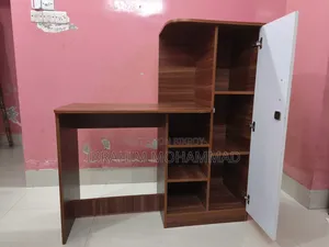 অন্তর্নির্মিত বুকশেলফ সহ স্টাডি টেবিল