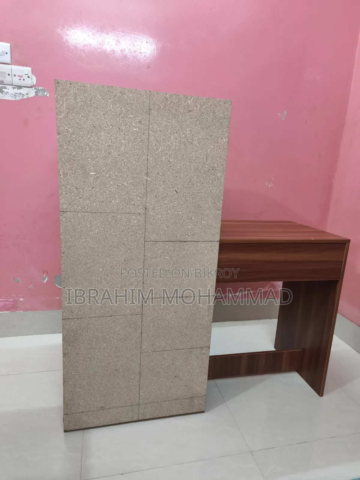 অন্তর্নির্মিত বুকশেলফ সহ স্টাডি টেবিল
