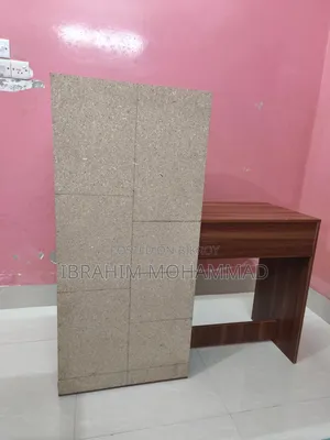 অন্তর্নির্মিত বুকশেলফ সহ স্টাডি টেবিল