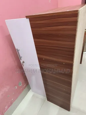 অন্তর্নির্মিত বুকশেলফ সহ স্টাডি টেবিল