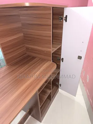 অন্তর্নির্মিত বুকশেলফ সহ স্টাডি টেবিল