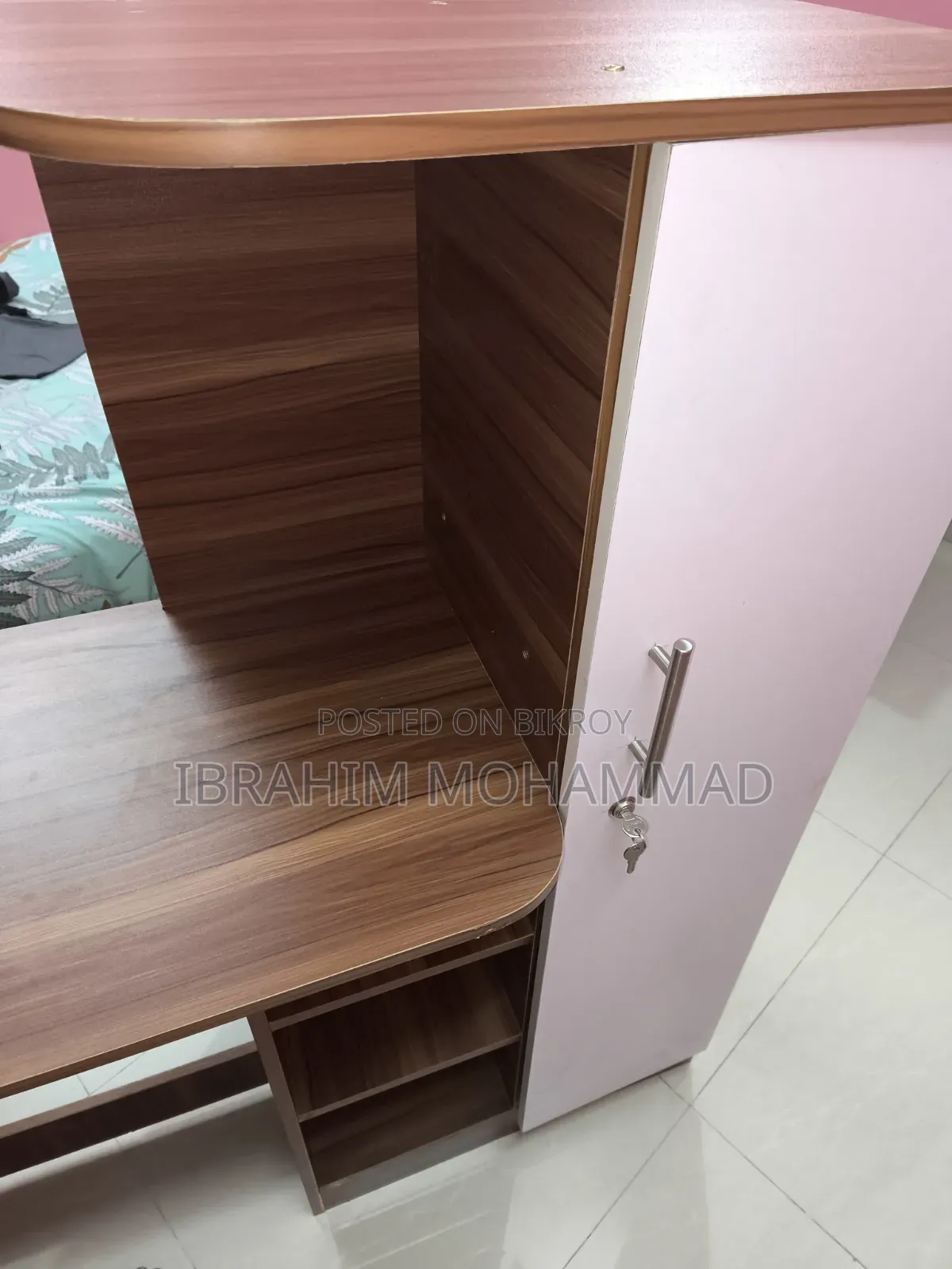 অন্তর্নির্মিত বুকশেলফ সহ স্টাডি টেবিল