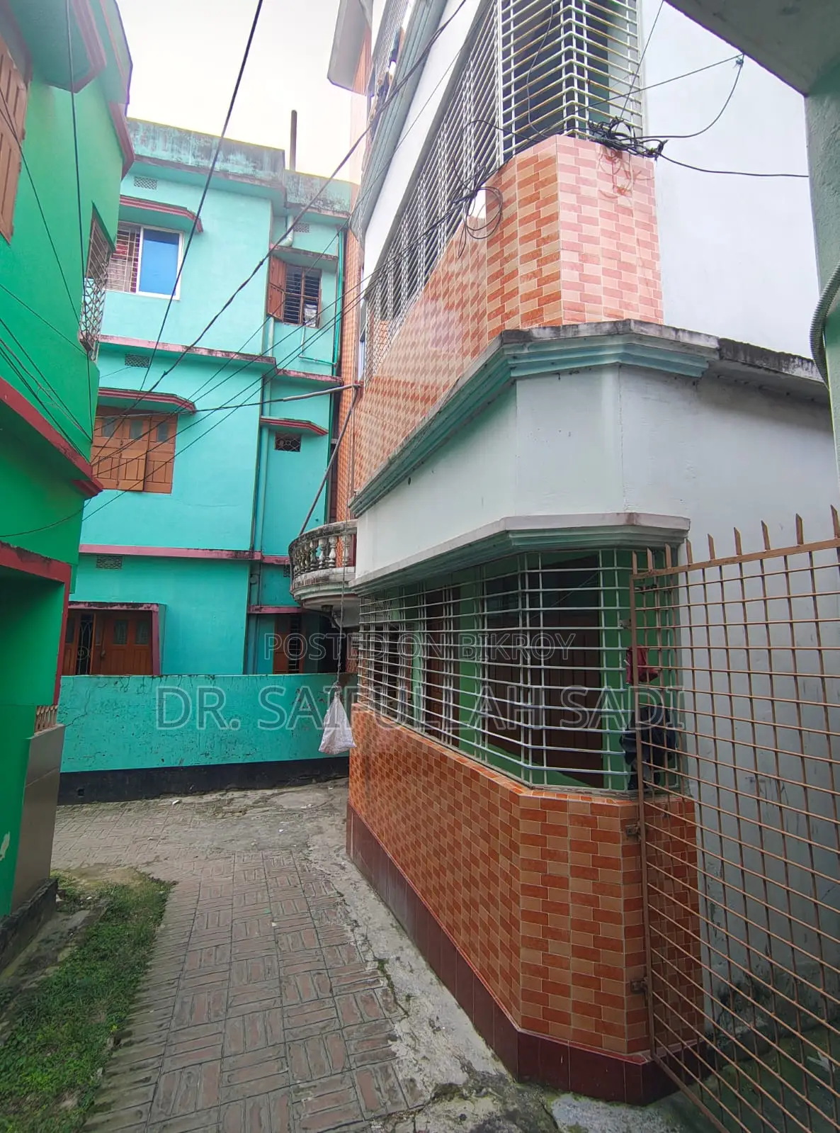 ছোট বনগ্রামে ৮ বেডরুমের বাড়ি বিক্রয়ের জন্য