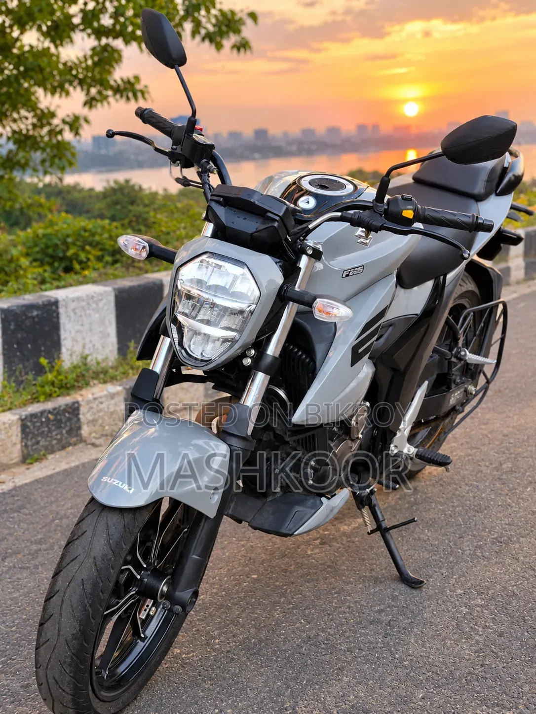 নতুন সুজুকি জিক্সার ২০২৫ গ্রে