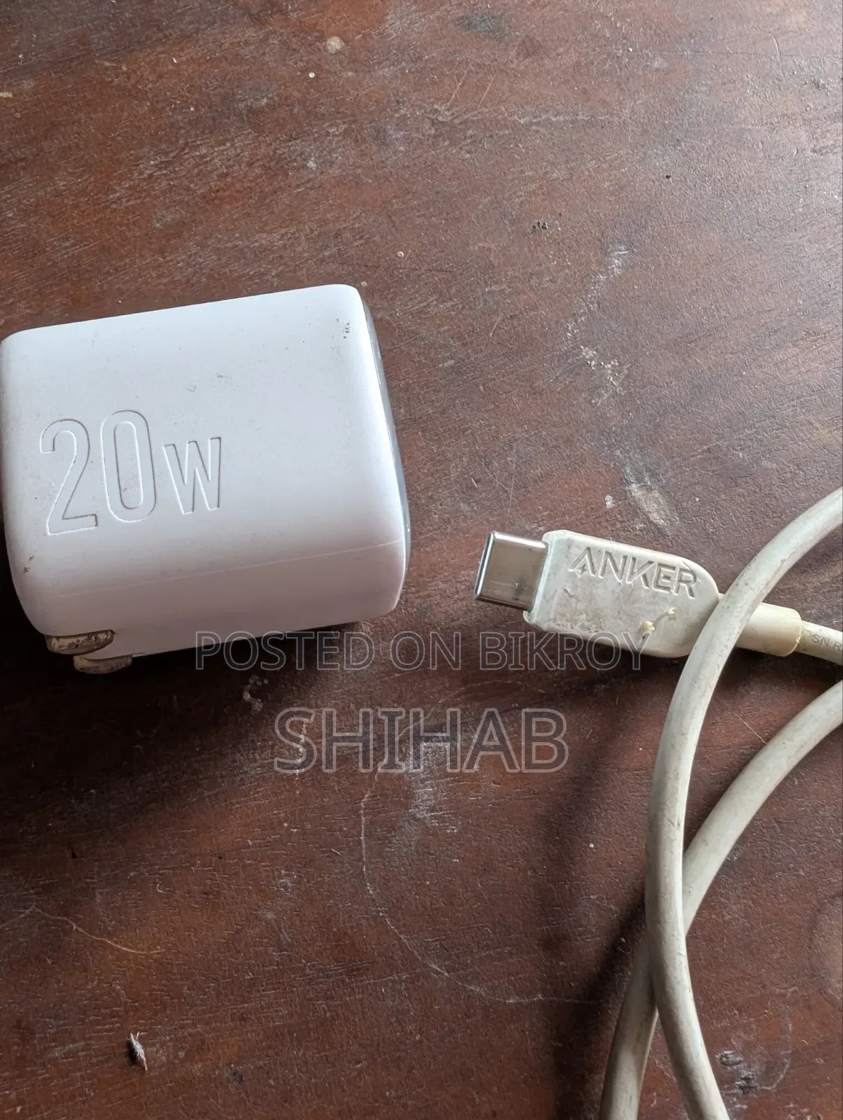 ২০ ওয়াট আনকার জোলো চার্জার এবং আনকার ক্যাবল