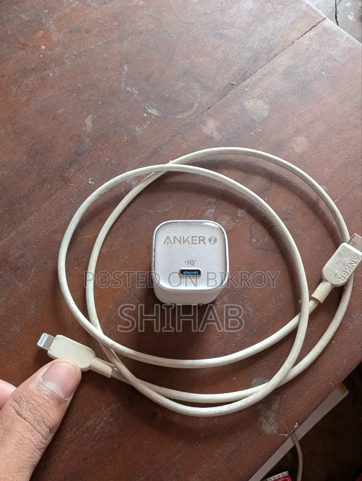 ২০ ওয়াট আনকার জোলো চার্জার এবং আনকার ক্যাবল