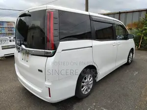 Toyota Noah 1.8 Front-Wheel Drive Hybrid (7 seater) 2021 Pearl