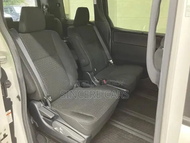 Toyota Noah 1.8 Front-Wheel Drive Hybrid (7 seater) 2021 Pearl