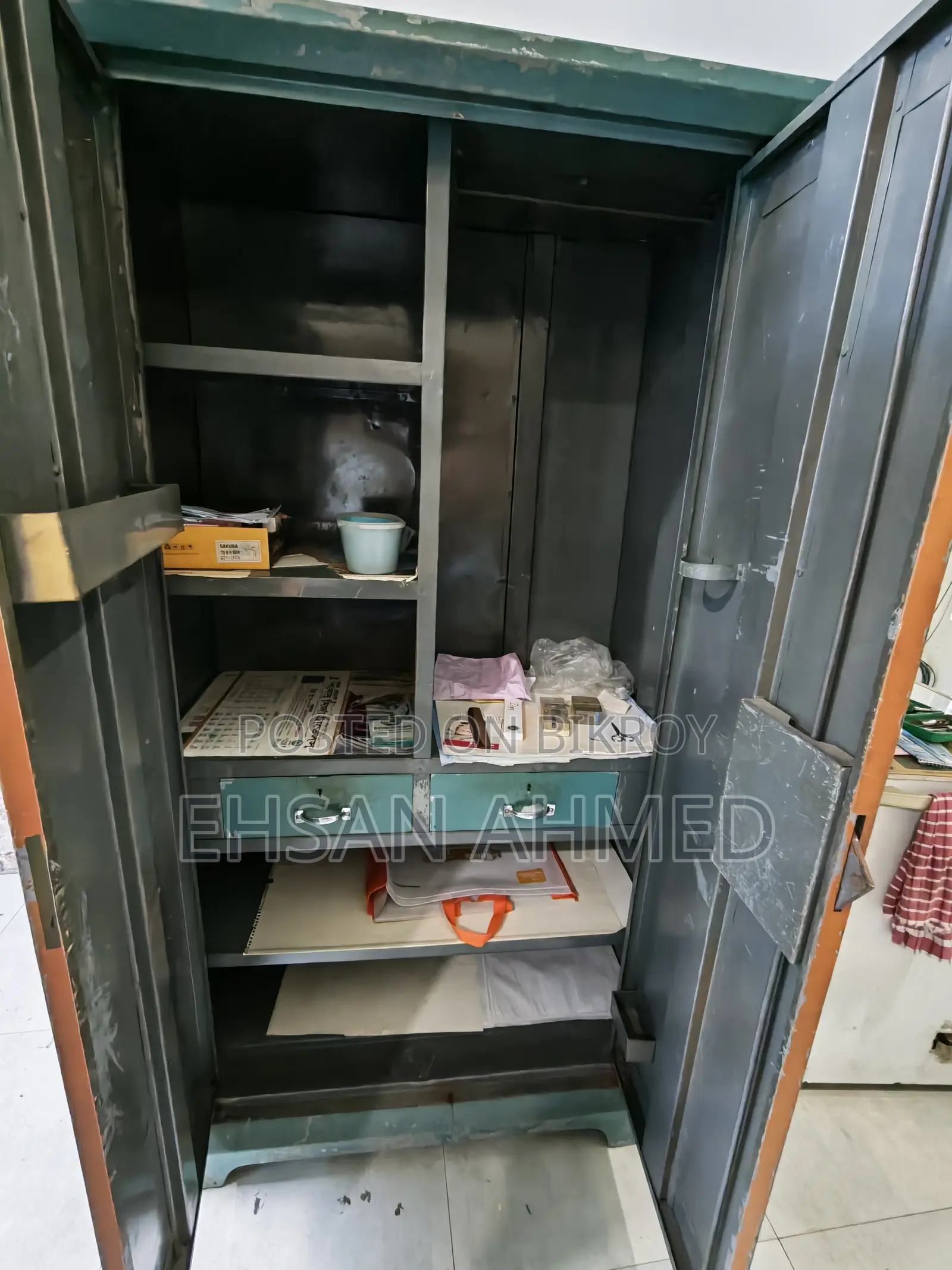20 gauge thick old steel almirah for sale