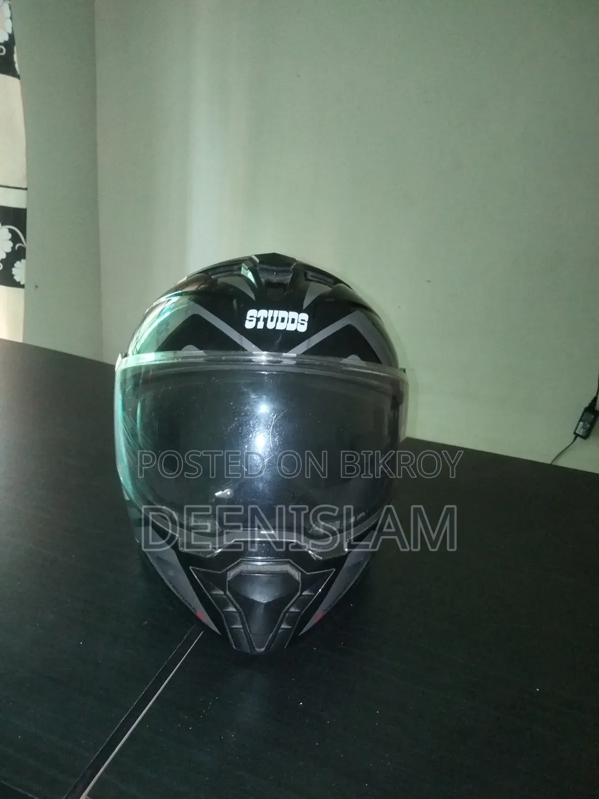স্টাডস ফুল ফেস মোটরসাইকেল হেলমেট বিক্রির জন্য (ব্যবহৃত)