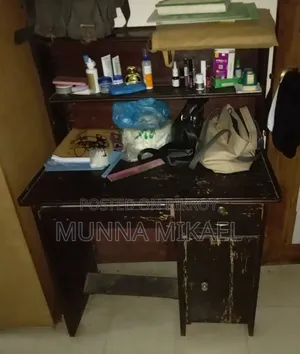 পড়ার টেবিল