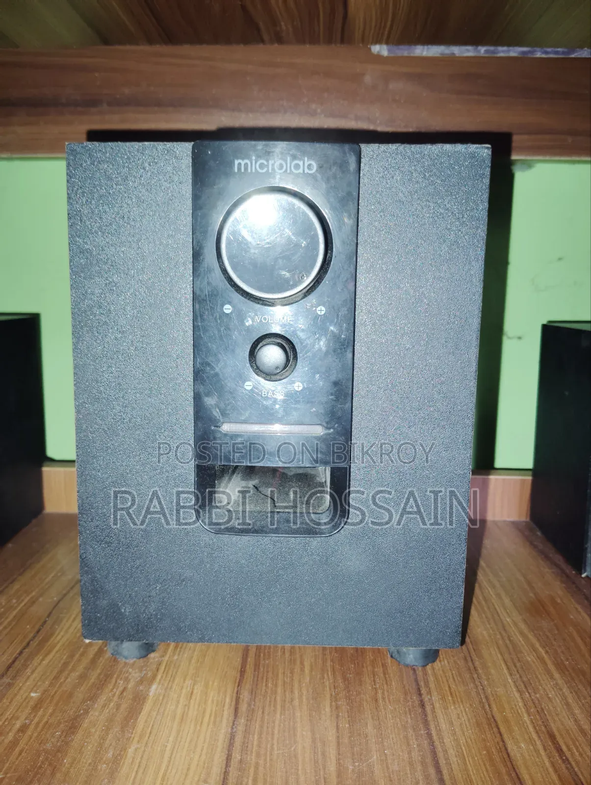 Very good speaker, looks like brand new, test it by playing as much as you want