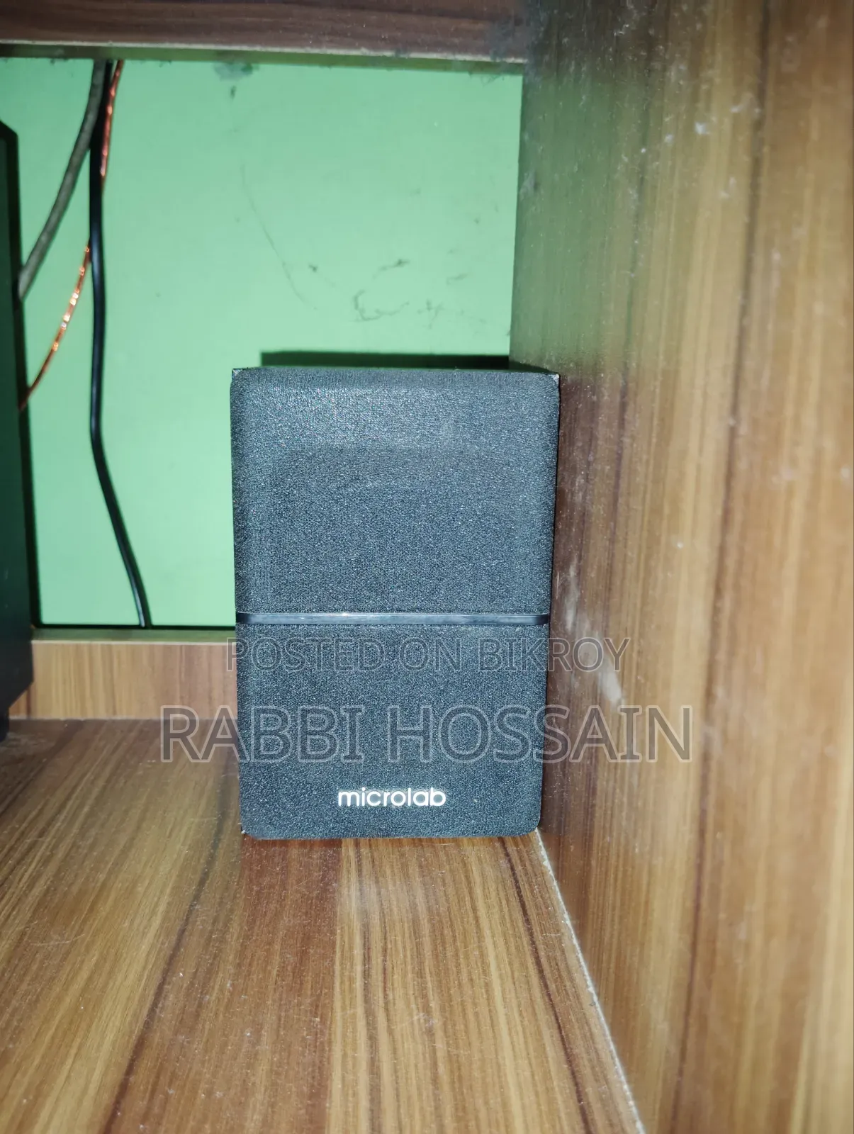 Very good speaker, looks like brand new, test it by playing as much as you want