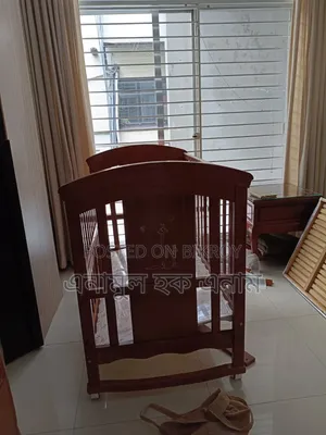 লিটল ট্যালেন্ট বেবি খাট।