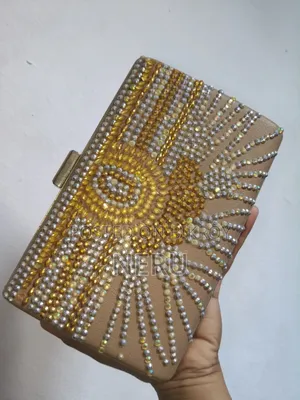 গোল্ডেন চেইন সহ গোল্ডেন পার্টি ব্যাগ