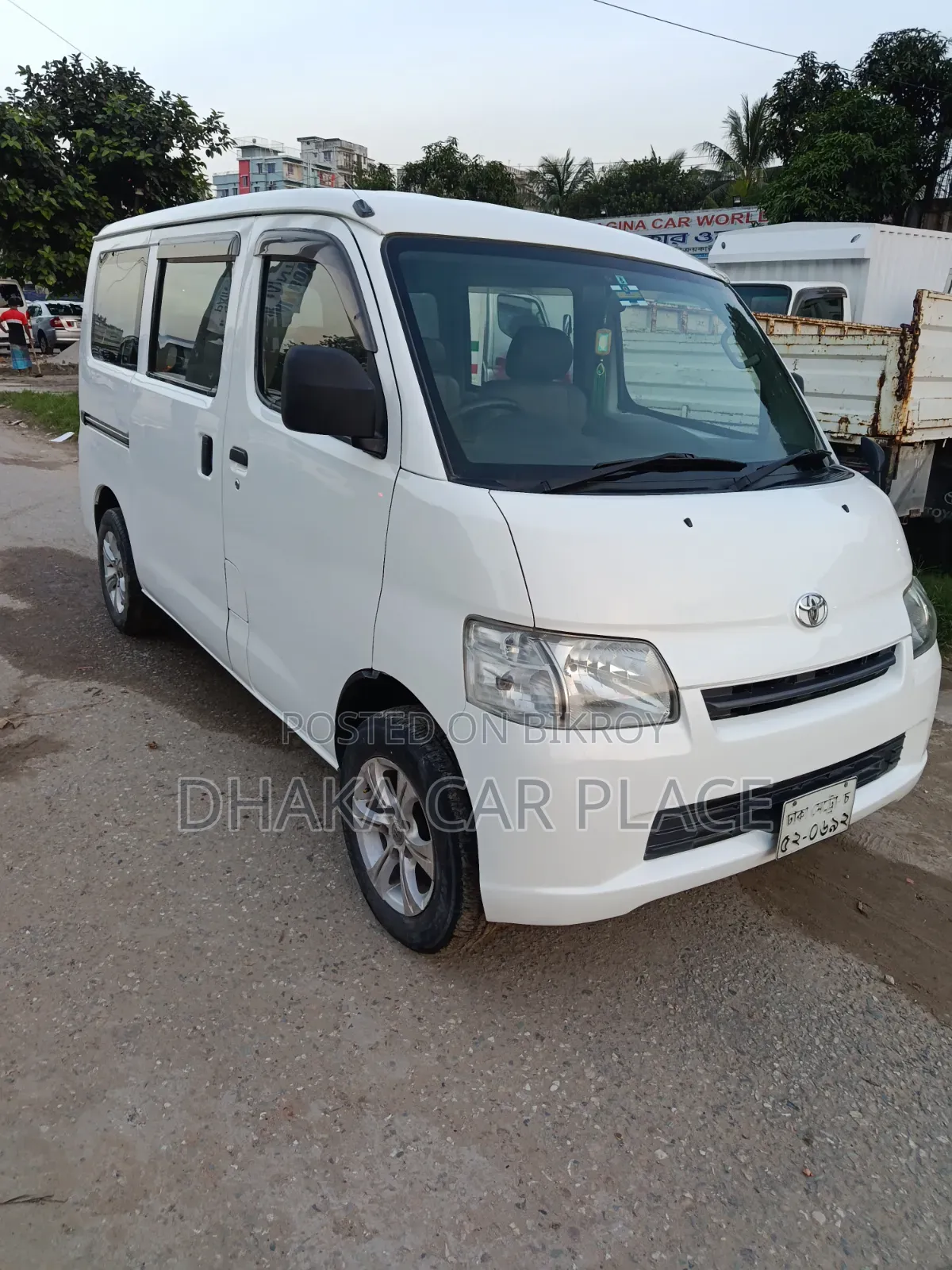 Toyota Noah 2011 White