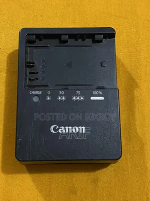 চার্জার এবং ক্যাবল সহ ক্যামেরা ব্যাটারি