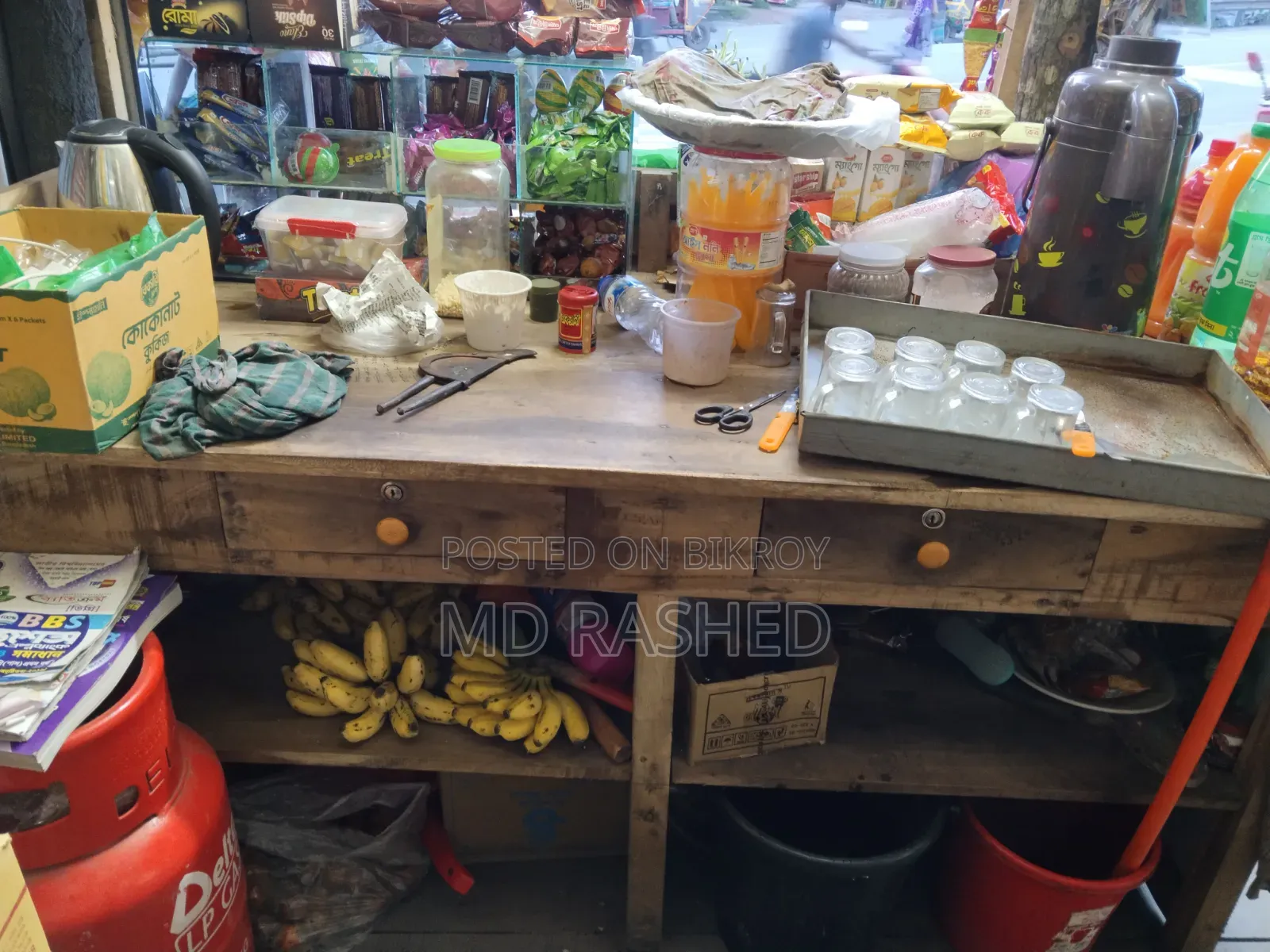 This table will be sold, length 5.5 feet, width 3 feet