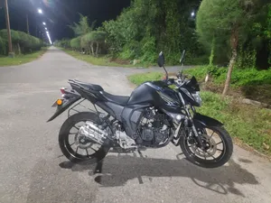 ইয়ামাহা এফজেডএস ভি২ ২০২২ কালো