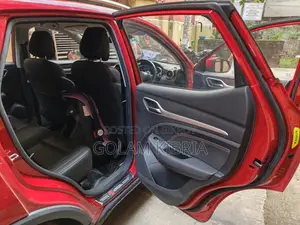 এমজি জেডএস ২০২২ লাল