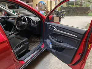 এমজি জেডএস ২০২২ লাল