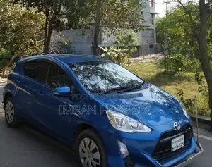 টয়োটা অ্যাকুয়া ২০১৬ নীল