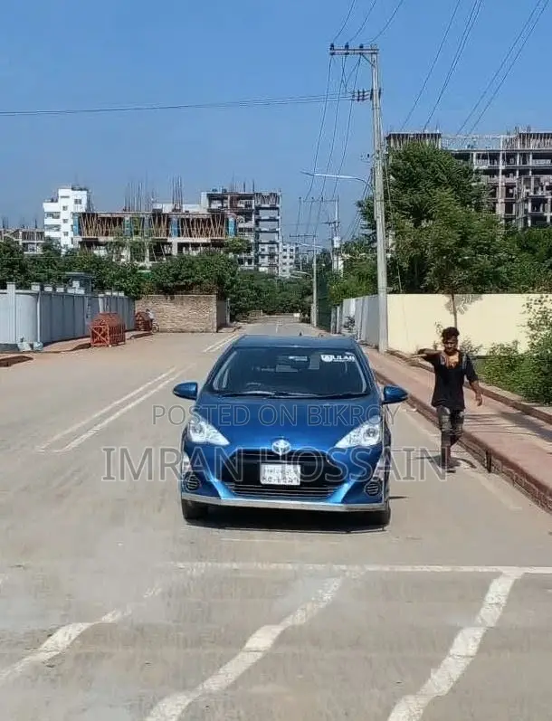 টয়োটা অ্যাকুয়া ২০১৬ নীল