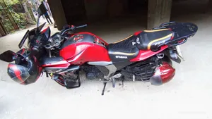 ইয়ামাহা ফেজার ভি২ ২০১৭ লাল