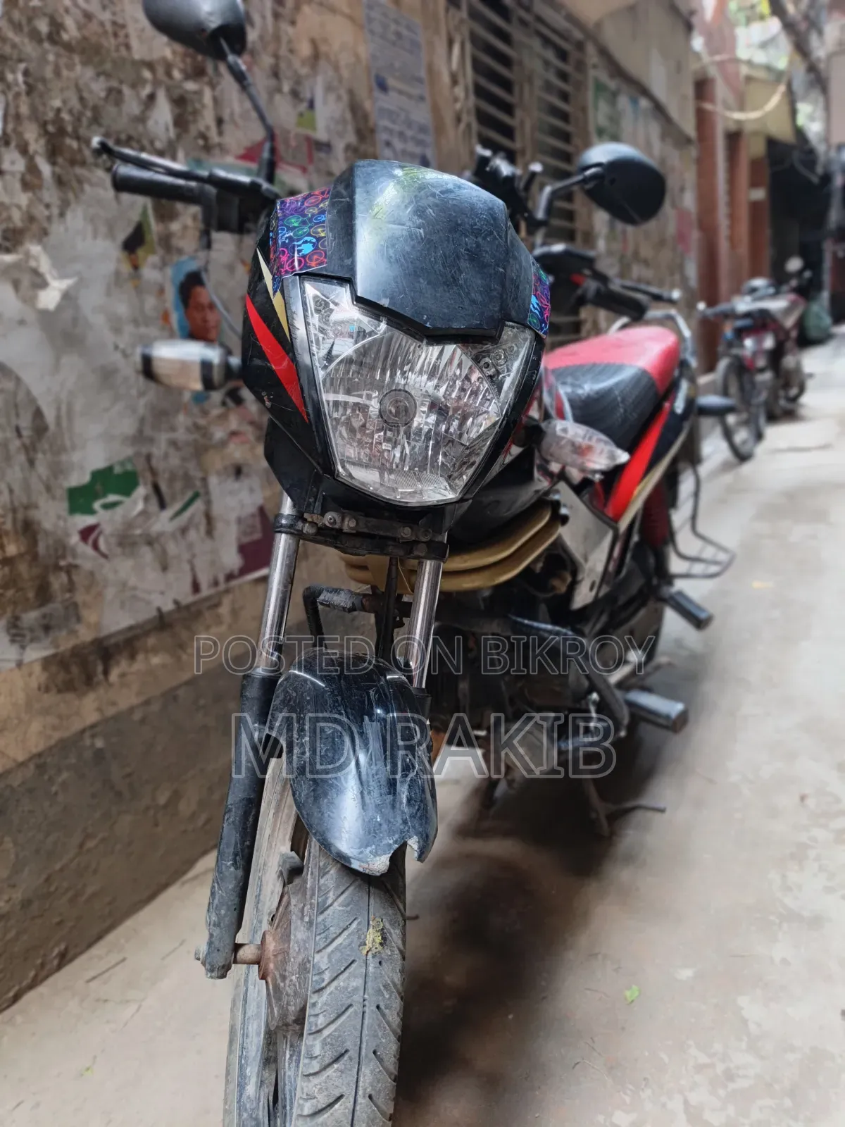মাহিন্দ্রা সেঞ্চুরো ২০১৮ কালো