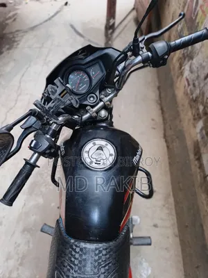 মাহিন্দ্রা সেঞ্চুরো ২০১৮ কালো