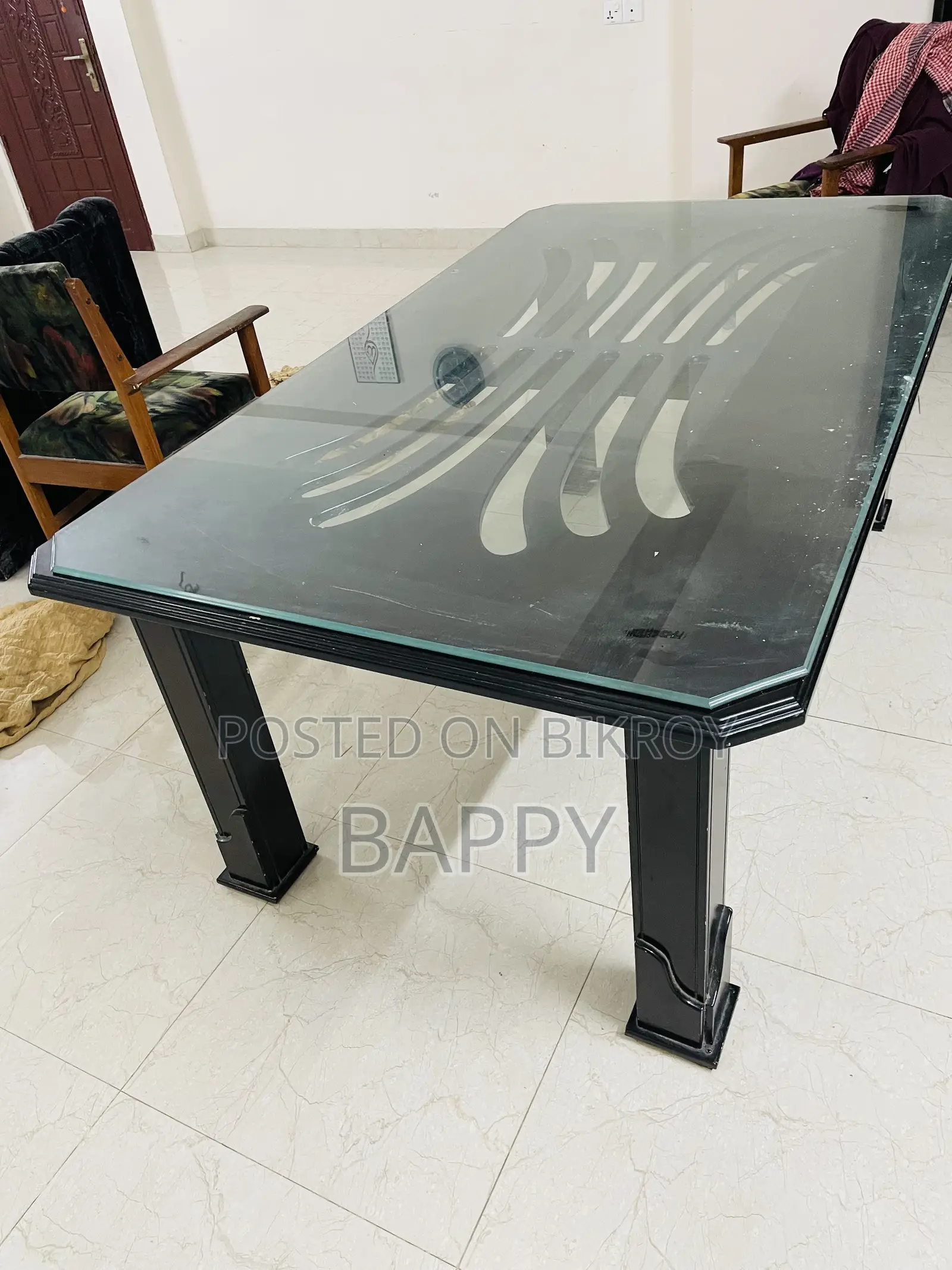 ছয় জনের ডাইনিং টেবিল