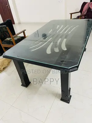 ছয় জনের ডাইনিং টেবিল
