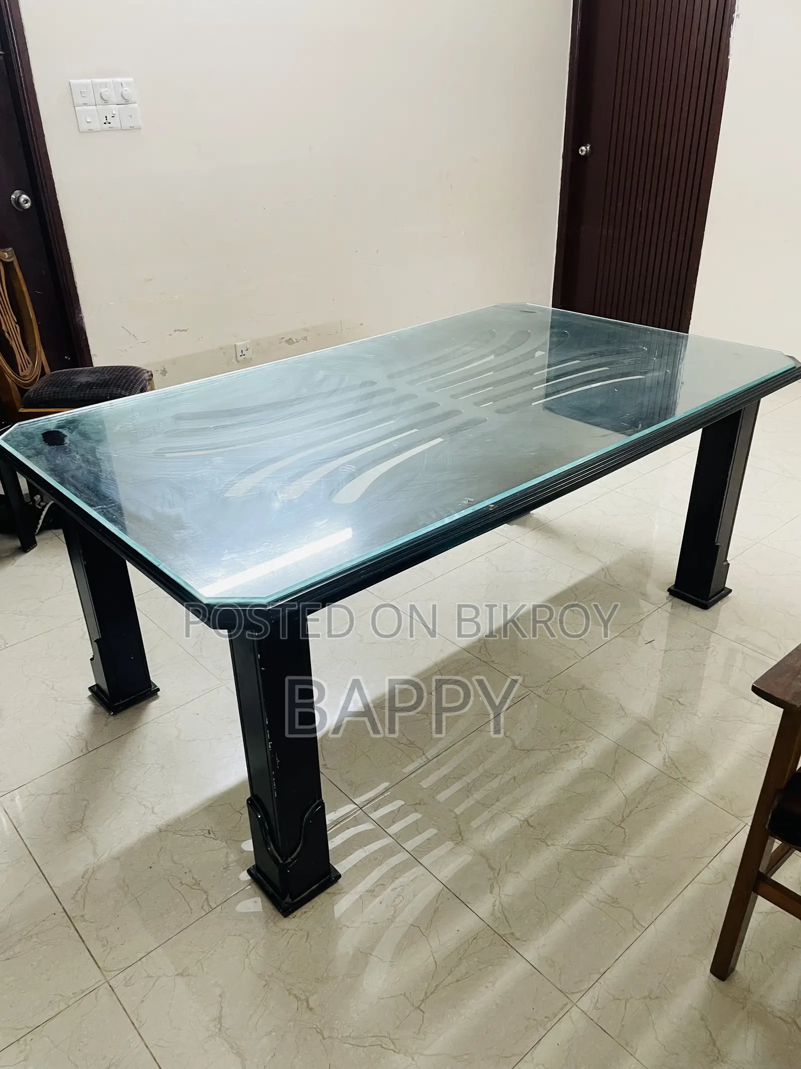 ছয় জনের ডাইনিং টেবিল